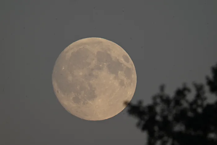 Pleine lune semi-obscure