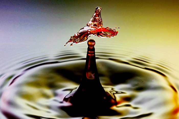 Wassertropfen mit Hut.