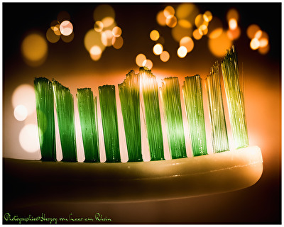 Zahnbürste im Scheinwerferlicht