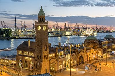 Hamburg, Landungsbrücken mit Pegelturm