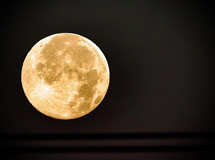 Vollmond Hamburg schwebt über Bahnleitungen
