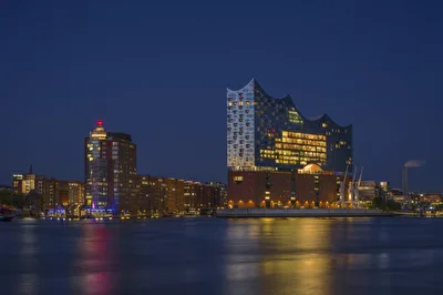 Hamburg - Elbphilharmonie zur blauen Stunde