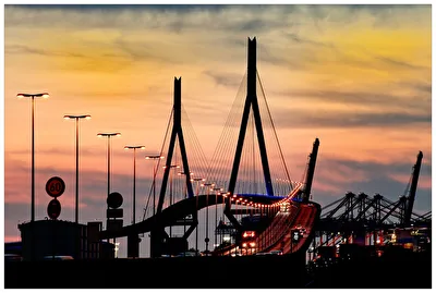 Köhlbrandbrücke im Sonnenuntergang
