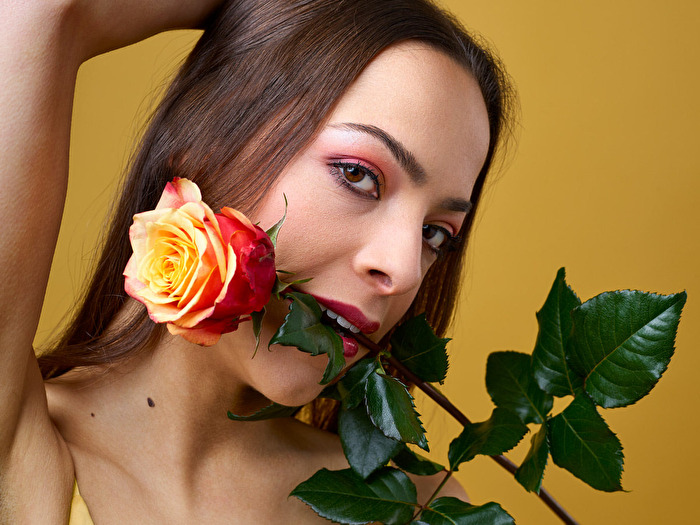 Chiara mit Rose im Mund.