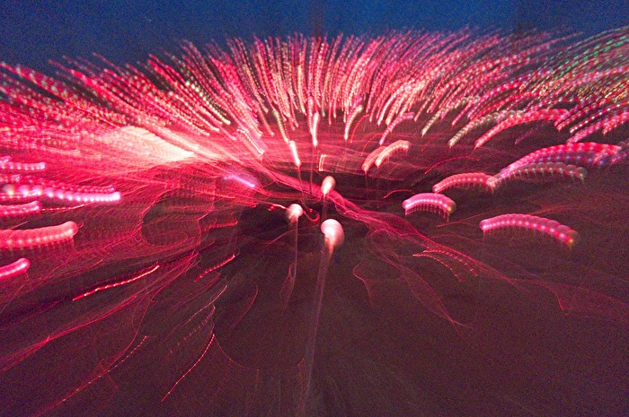 Kamerarotation Licht Zoomburst mit AbstrakeUnschärfe als Lichtspiel in Rot