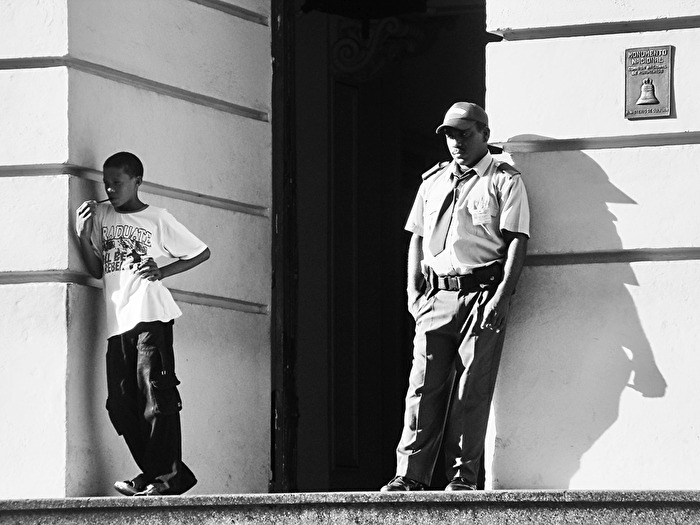 #Monochrom - Sonntags vor dem Kulturministerium in Havanna