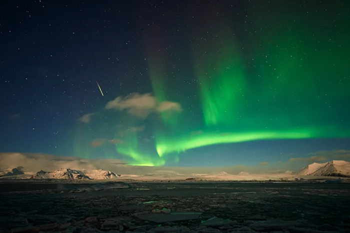 Himmelsspektakel Aurora borealis mit Sternschnuppe