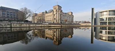 Der gespiegelte Bundestag inner Spree