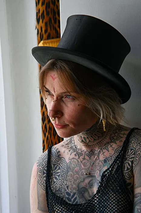 Mit Chapeau Claque am Fenster
