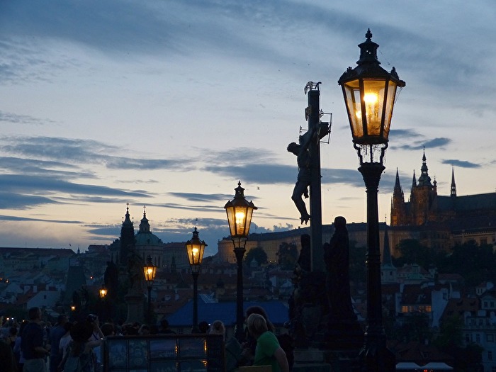 Dämmerung auf der Karlsbrücke, Prag
