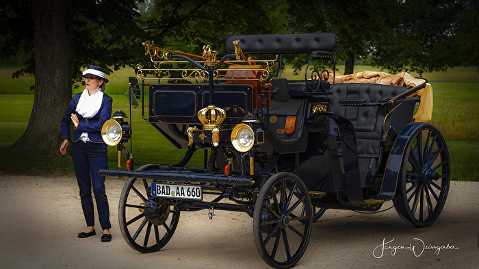 Oldtimer vor dem Schloss Favorite. Ich meine das Auto.