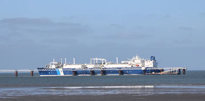 Höegh Esperanza am LNG-Terminal Wilhelmshaven