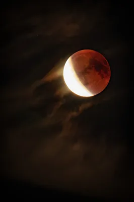 Mond mit Schleierwolken