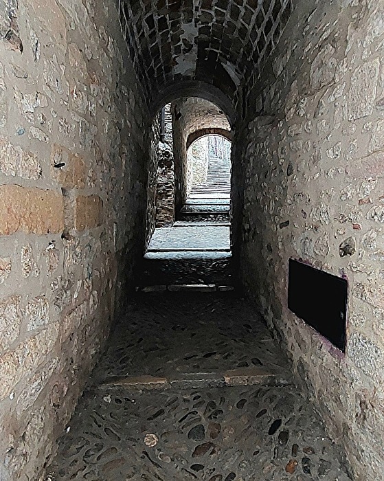 Durch diese hohle Gasse muss er kommen...