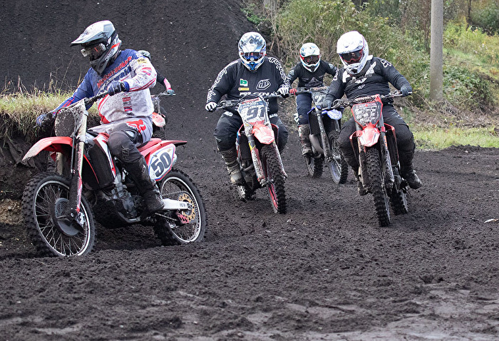 um Sieg und Platz beim Motorcross