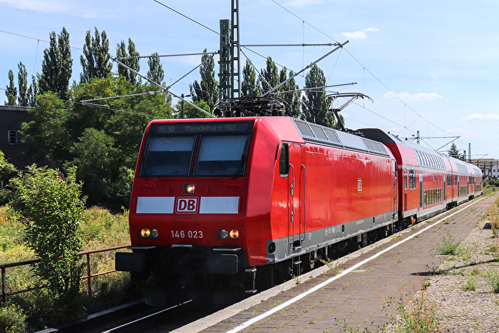 Einfahrt RE 30 von Halle(Saale) nach Magdeburg im Bahnhof Köthen