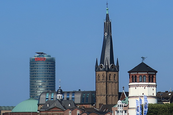 Blauer Himmel über Düsseldorf