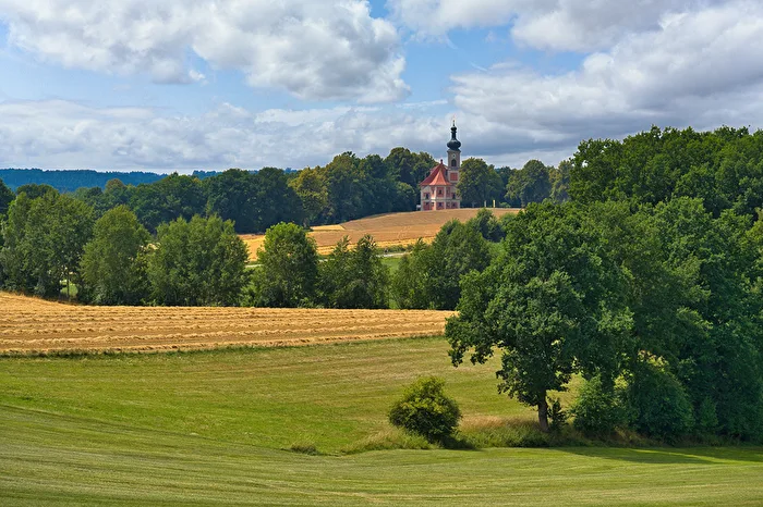 Die barocke Wallfahrtskirche St. Quirin...