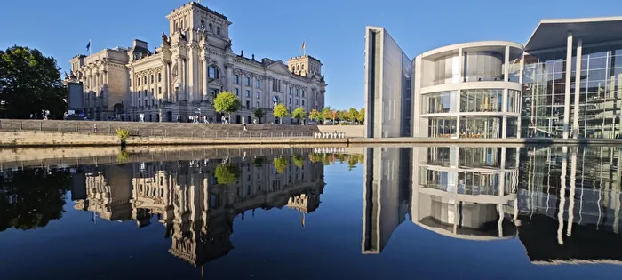 spree berlin bundestag spiegelung wasser hauptstadt