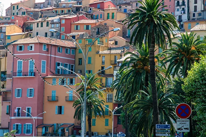 Menton Wegweiser Häuser