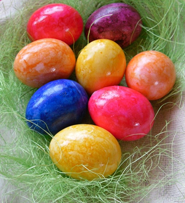 mit diesem bunten Eiernest wünsche ich frohe friedliche Osterfeiertage